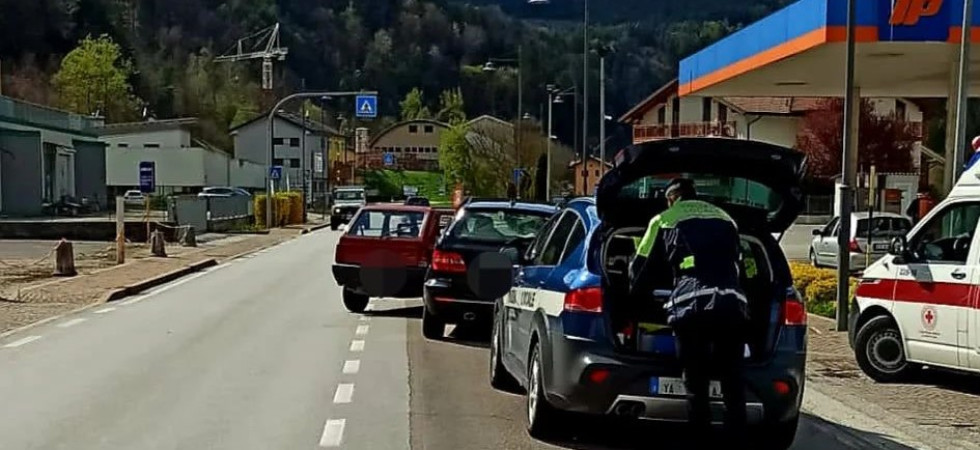 Scontro fra due auto davanti al distributore: tre persone coinvolte